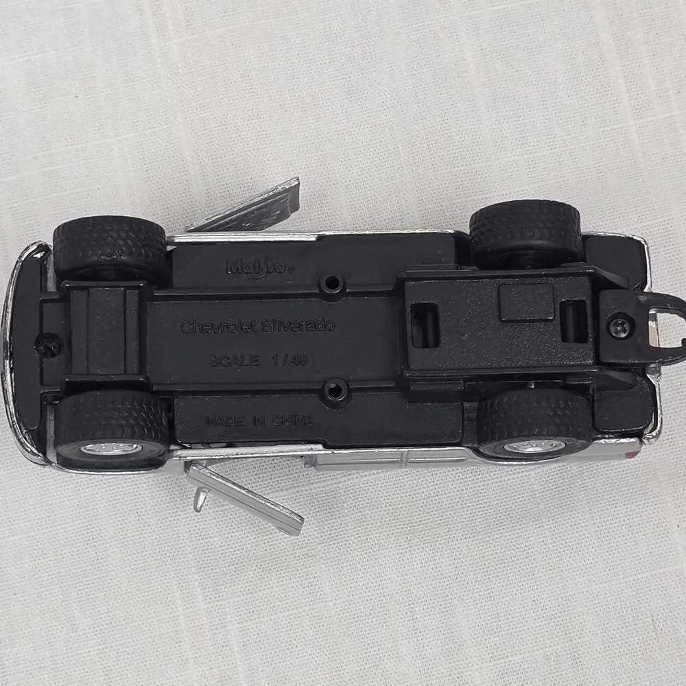 Maisto Chevrolet Silverado Pickup Truck 1:48 Diecast Silver Opening Doors Model